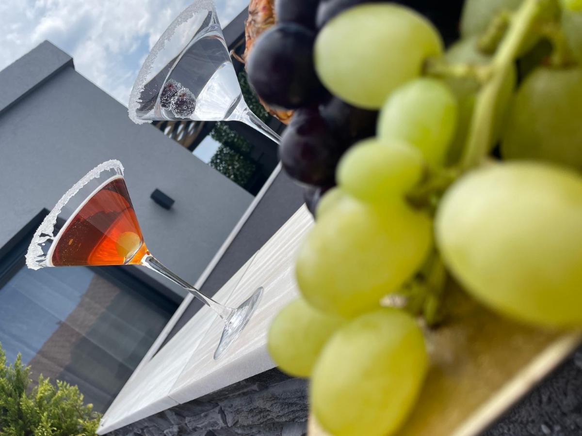Luxsuites Ofrínion Exteriör bild
